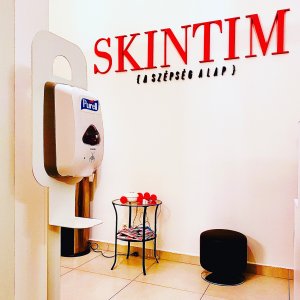Érintésmentes kézfertőtlenítőgél automata vár benneteket a SKINTIM szalonokban